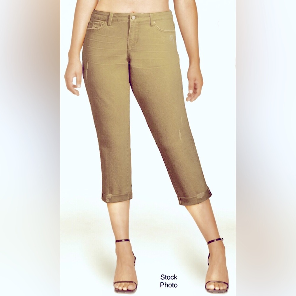 NWOT Relaxed Fit Distressed Cuffed Tan Khaki Capris (10)